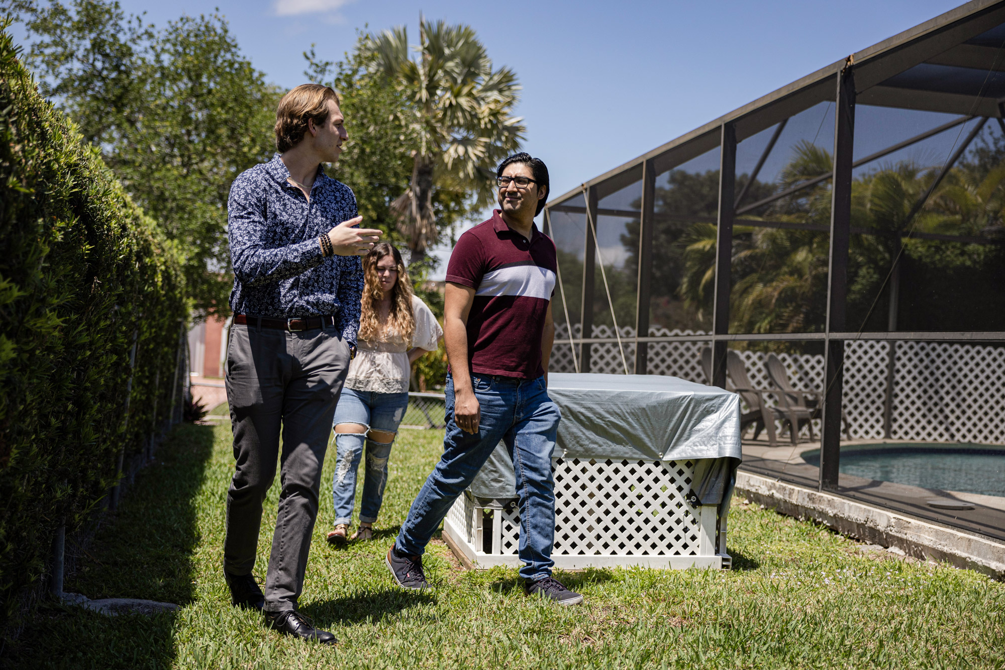 Một nhà môi giới địa ốc (trái) giới thiệu cho một cặp đôi một ngôi nhà đang rao bán ở Cutler Bay, Florida, ngày 20/04/2023. (Ảnh: Joe Raedle/Getty Images)