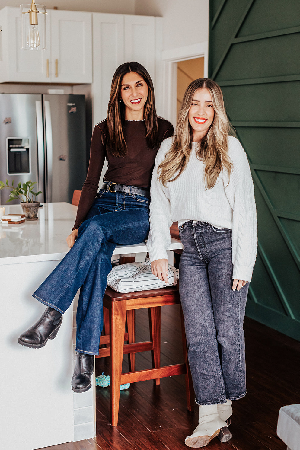 Cô Kristina Modares, 34 tuổi (trái) và cô Stephanie Douglass, 35 tuổi (phải), hướng dẫn những người mua nhà trẻ tuổi cách mua nhà với Open House Austin và Open House Education. (Ảnh: Do Open House Austin cung cấp)