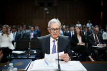 Chủ tịch Hệ thống Dự trữ Liên bang Jerome Powell trình bày trong phiên điều trần của Ủy ban Ngân hàng, Nhà ở, và Đô thị của Thượng viện về báo cáo chính sách tiền tệ bán niên gửi Quốc hội tại Tòa nhà Capitol hôm 09/07/2024. (Ảnh: Bonnie Cash/Getty Images)