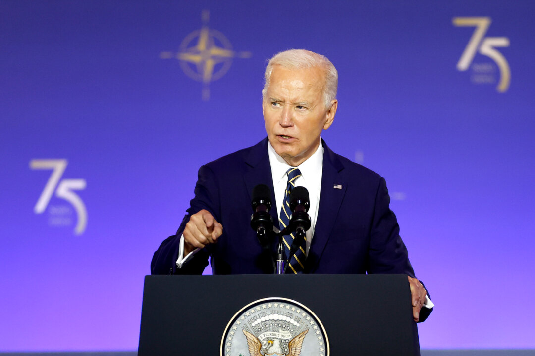 Tổng thống Joe Biden đọc bài diễn văn trong sự kiện kỷ niệm 75 năm thành lập NATO, tại Thính phòng Andrew Mellon, ở Thủ đô Hoa Thịnh Đốn, hôm 09/07/2024. Tuần này, các nhà lãnh đạo NATO tề tựu tại Hoa Thịnh Đốn trong hội nghị thượng đỉnh thường niên để thảo luận về các chiến lược và cam kết trong tương lai cũng như kỷ niệm 75 năm thành lập liên minh này. (Ảnh: Kevin Dietsch/Getty Images)