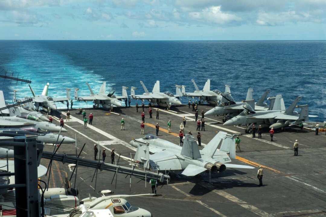 Sàn đáp của hàng không mẫu hạm lớp Nimitz USS Theodore Roosevelt ở Biển Đông, hôm 04/07/2024. (Ảnh: Thủy thủ Ryan Holloway/Hải quân Hoa Kỳ, qua AP)