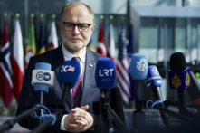 Bộ trưởng Quốc phòng Latvia Andris Spruds đưa ra một tuyên bố trong cuộc họp của các Bộ trưởng Bộ Quốc phòng NATO tại Trụ sở chính của NATO ở Brussels, hôm 13/06/2024. (Ảnh: Simon Wohlfahrt/AFP qua Getty Images)