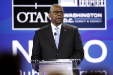 Bộ trưởng Quốc phòng Hoa Kỳ Lloyd Austin trình bày trong một diễn đàn công khai của NATO trong khuôn khổ Hội nghị thượng đỉnh NATO năm 2024 tại Hoa Thịnh Đốn, hôm 10/07/2024. (Ảnh: Kevin Dietsch/Getty Images)