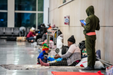 Những người nhập cư bất hợp pháp sử dụng Nhà ga E tại Phi trường Quốc tế Boston Logan làm nơi trú ngụ ở Boston hôm 30/01/2024. (Ảnh: Joseph Prezioso/AFP qua Getty Images)
