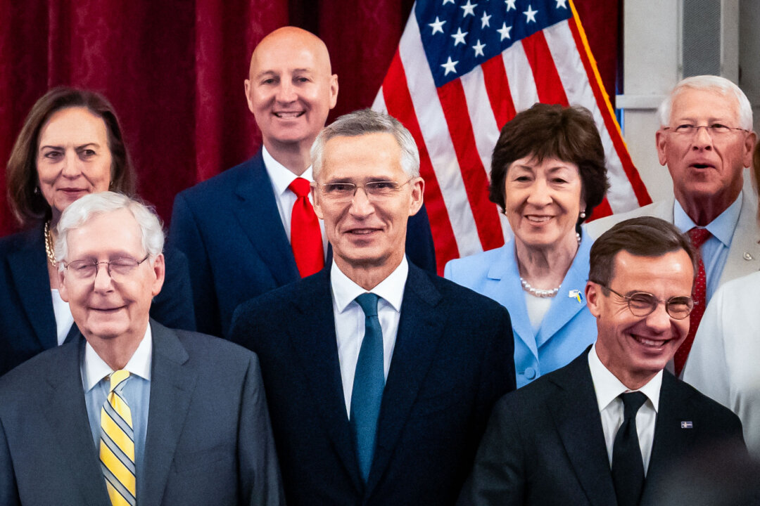 Tổng thư ký NATO Jens Stoltenberg (giữa) gặp gỡ các nhà lập pháp ở Hoa Thịnh Đốn, hôm 10/07/2024. (Ảnh: Madalina Vasiliu/The Epoch Times)