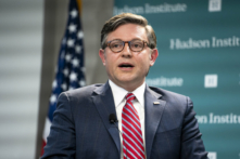 Chủ tịch Hạ viện Mike Johnson (Cộng Hòa-Louisiana) nói tại Viện Hudson ở Hoa Thịnh Đốn, hôm 08/07/2024. (Ảnh: Madalina Vasiliu/The Epoch Times)