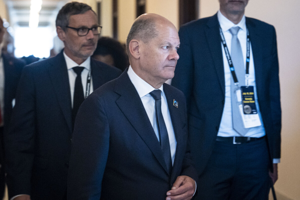 Thủ tướng Đức Olaf Scholz rời đi sau cuộc họp với các nhà lập pháp và các nhà lãnh đạo NATO trong chuyến công du Hoa Thịnh Đốn hôm 10/07/2024. (Ảnh: Madalina Vasiliu/The Epoch Times)
