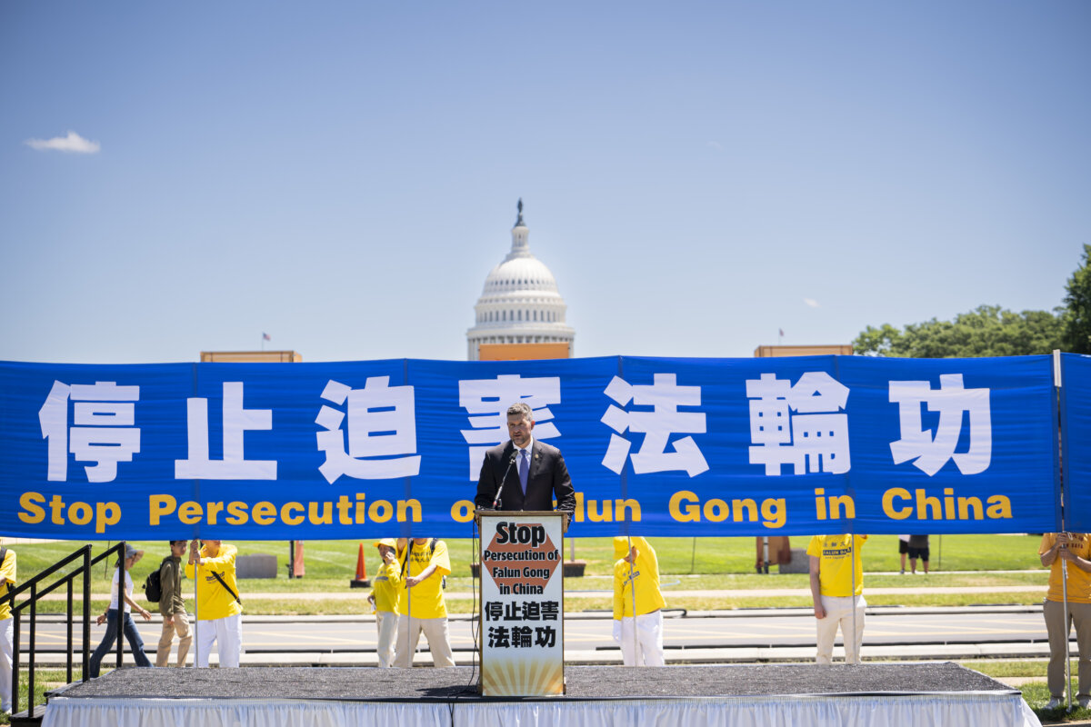 Dân biểu Pat Ryan (Dân Chủ-New York) phát biểu trong cuộc mít tinh kêu gọi chấm dứt cuộc đàn áp kéo dài 25 năm qua của Đảng Cộng sản Trung Quốc đang diễn ra ở Trung Quốc nhắm vào các học viên Pháp Luân Công, tại National Mall ở Hoa Thịnh Đốn, hôm 11/07/2024. (Ảnh: Madalina Vasiliu/The Epoch Times)