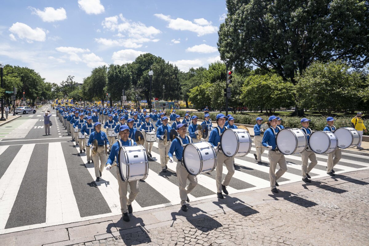 Ban nhạc Thiên quốc Nhạc đoàn diễn hành kêu gọi chấm dứt cuộc đàn áp kéo dài 25 năm qua của Đảng Cộng sản Trung Quốc đang diễn ra ở Trung Quốc nhắm vào các học viên Pháp Luân Công, tại National Mall ở Hoa Thịnh Đốn, hôm 11/07/2024. (Ảnh: Madalina Vasiliu/The Epoch Times)