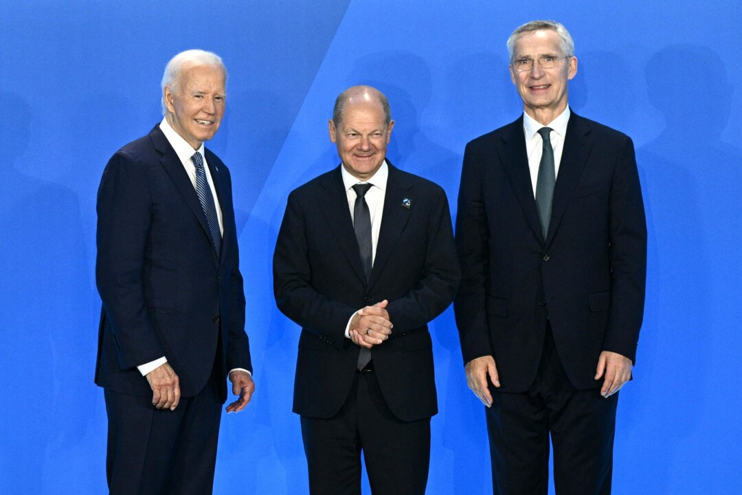 Ông Olaf Scholz, Thủ tướng Đức (giữa) được Tổng thống Hoa Kỳ Joe Biden (trái) và Tổng Thư ký NATO Jens Stoltenberg chào đón trong hội nghị thượng đỉnh kỷ niệm 75 năm NATO tại Trung tâm Hội nghị Walter E. Washington ở Hoa Thịnh Đốn hôm 10/07/2024. (Ảnh: Brendan Smialowski/AFP qua Getty Images)