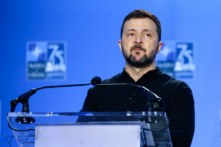 Tổng thống Ukraine Volodymyr Zelenskyy trình bày trong cuộc họp báo chung với Tổng Thư ký NATO Jens Stoltenberg tại Hội nghị thượng đỉnh NATO 2024 ở Hoa Thịnh Đốn, hôm 11/07/2024. (Ảnh: Kevin Dietsch/Getty Images)