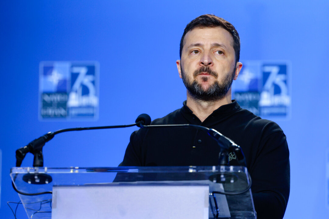 Tổng thống Ukraine Volodymyr Zelenskyy trình bày trong cuộc họp báo chung với Tổng Thư ký NATO Jens Stoltenberg tại Hội nghị thượng đỉnh NATO 2024 ở Hoa Thịnh Đốn, hôm 11/07/2024. (Ảnh: Kevin Dietsch/Getty Images)