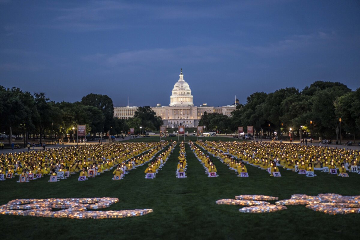 Toàn cảnh các học viên Pháp Luân Công cùng tề tựu trong một buổi thắp nến tưởng niệm các học viên Pháp Luân Công chịu cuộc đàn áp đến tử vong ở Trung Quốc do ĐCSTQ gây ra, tại National Mall, Hoa Thịnh Đốn, hôm 11/07/2024. (Ảnh: Madalina Vasiliu/The Epoch Times)