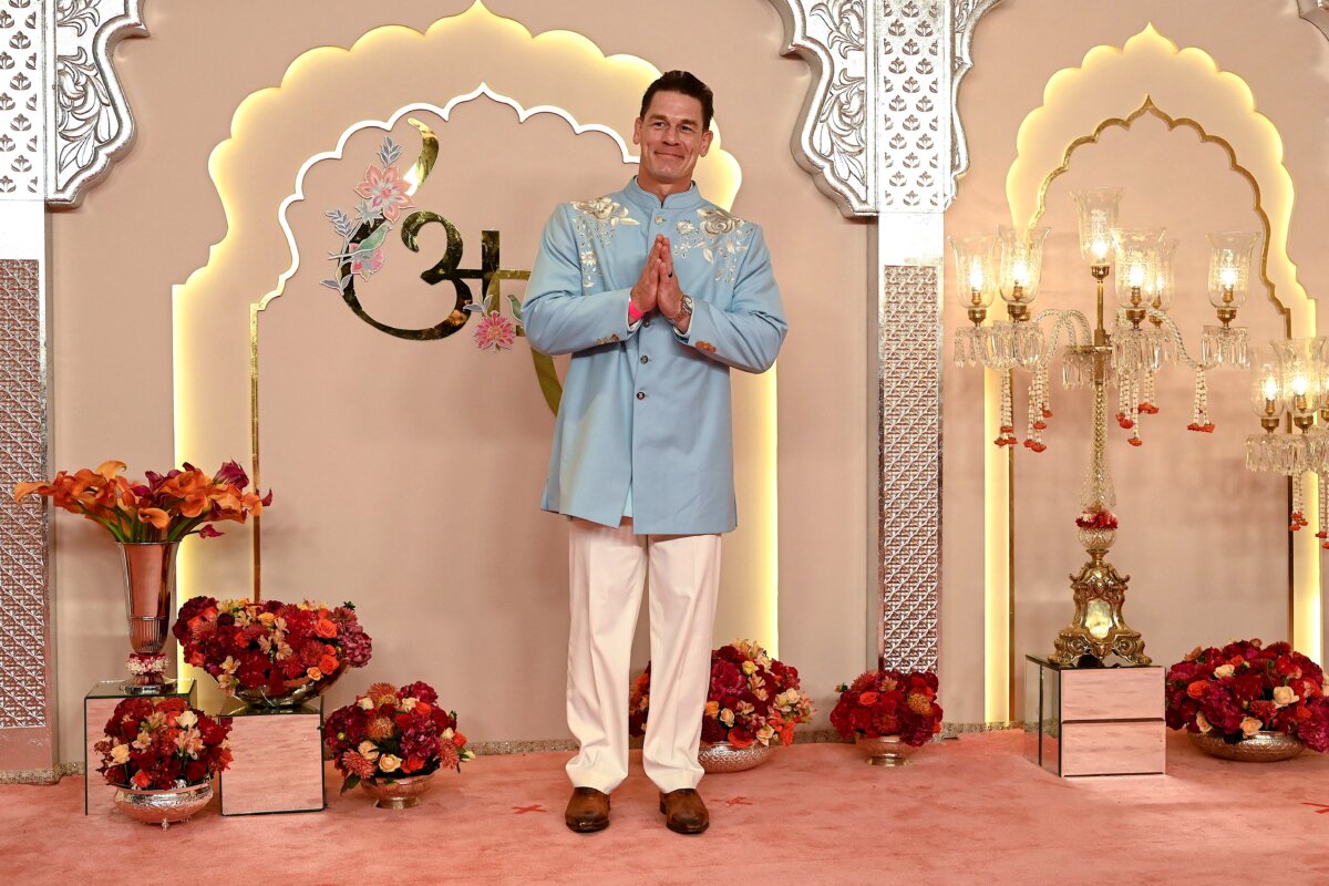 Nam diễn viên Hollywood John Cena chắp tay khi đến dự lễ cưới con trai của tỷ phú kiêm chủ tịch của Reliance Industries Mukesh Ambani, anh Anant Ambani và cô Radhika Merchant ở Mumbai, Ấn Độ, hôm 12/07/2024. (Ảnh: Sujit Jaiswal/AFP qua Getty Images)