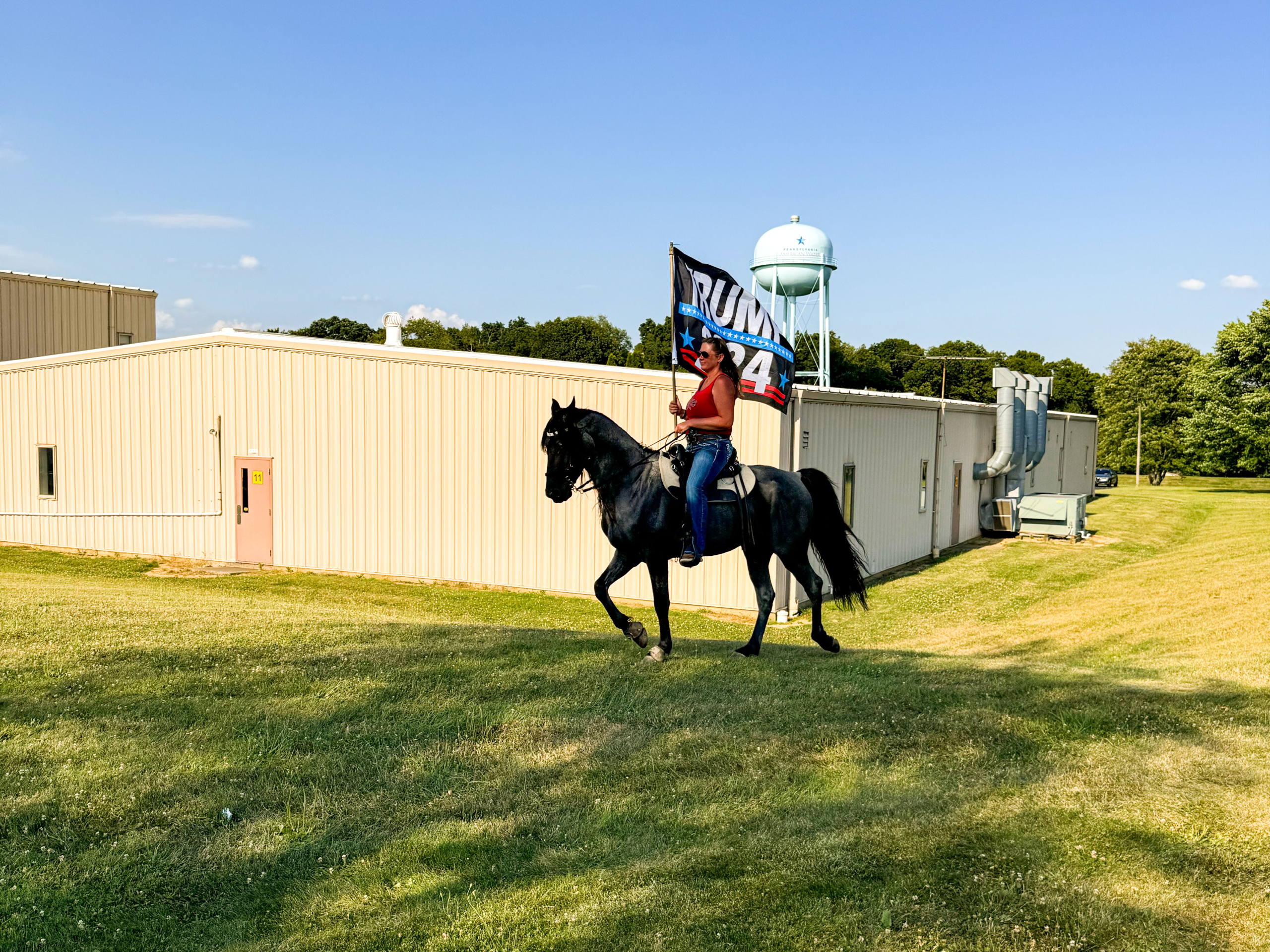 Tòa nhà mà theo lời kể của một nhân chứng, vị nhân chứng này đã nhìn thấy một người đàn ông cầm súng trèo lên mái nhà. Tòa nhà tọa lạc ở gần địa điểm tổ chức cuộc vận động tranh cử của cựu Tổng thống Trump, ở Butler, Pennsylvania, hôm 13/07/2024. (Ảnh: Rachel Wang/The Epoch Times)