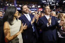 Thượng nghị sỹ J.D. Vance (Cộng Hòa-Ohio) vui mừng khi nhận được đề cử cho vị trí phó tổng thống, cùng với vợ ông, bà Usha Chilukuri Vance, và Đại biểu Ohio Bernie Moreno, vào ngày đầu tiên của Hội nghị Quốc gia Đảng Cộng Hòa tại Diễn đàn Fiserv ở Milwaukee, hôm 15/07/2024. (Ảnh:  Anna Moneymaker/Getty Images)