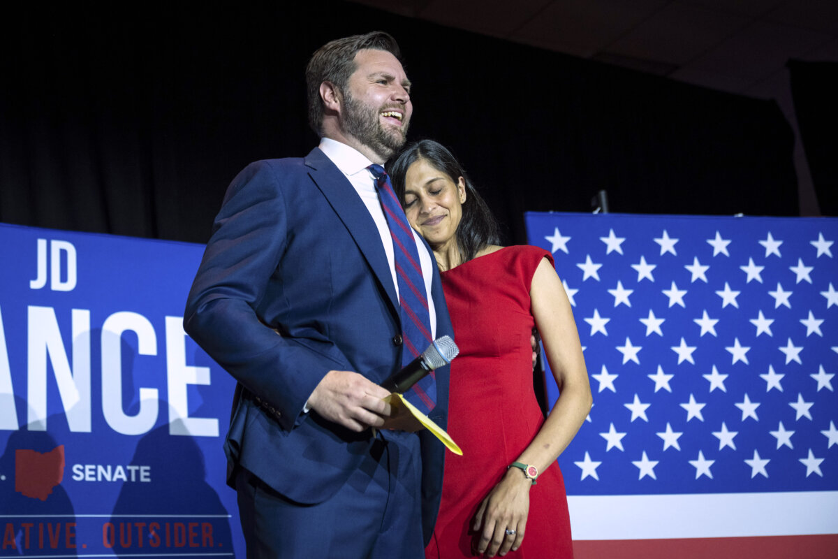 Ứng cử viên của Đảng Cộng Hòa Thượng nghị sỹ Hoa Kỳ JD Vance ôm lấy vợ mình, bà Usha Vance, sau khi giành chiến thắng trong cuộc bầu cử sơ bộ, trong một sự kiện trong đêm bầu cử tại Trung tâm Hội nghị Duke Energy ở Cincinnati, vào ngày 03/05/2022. (Ảnh: Drew Angerer/Getty Images)