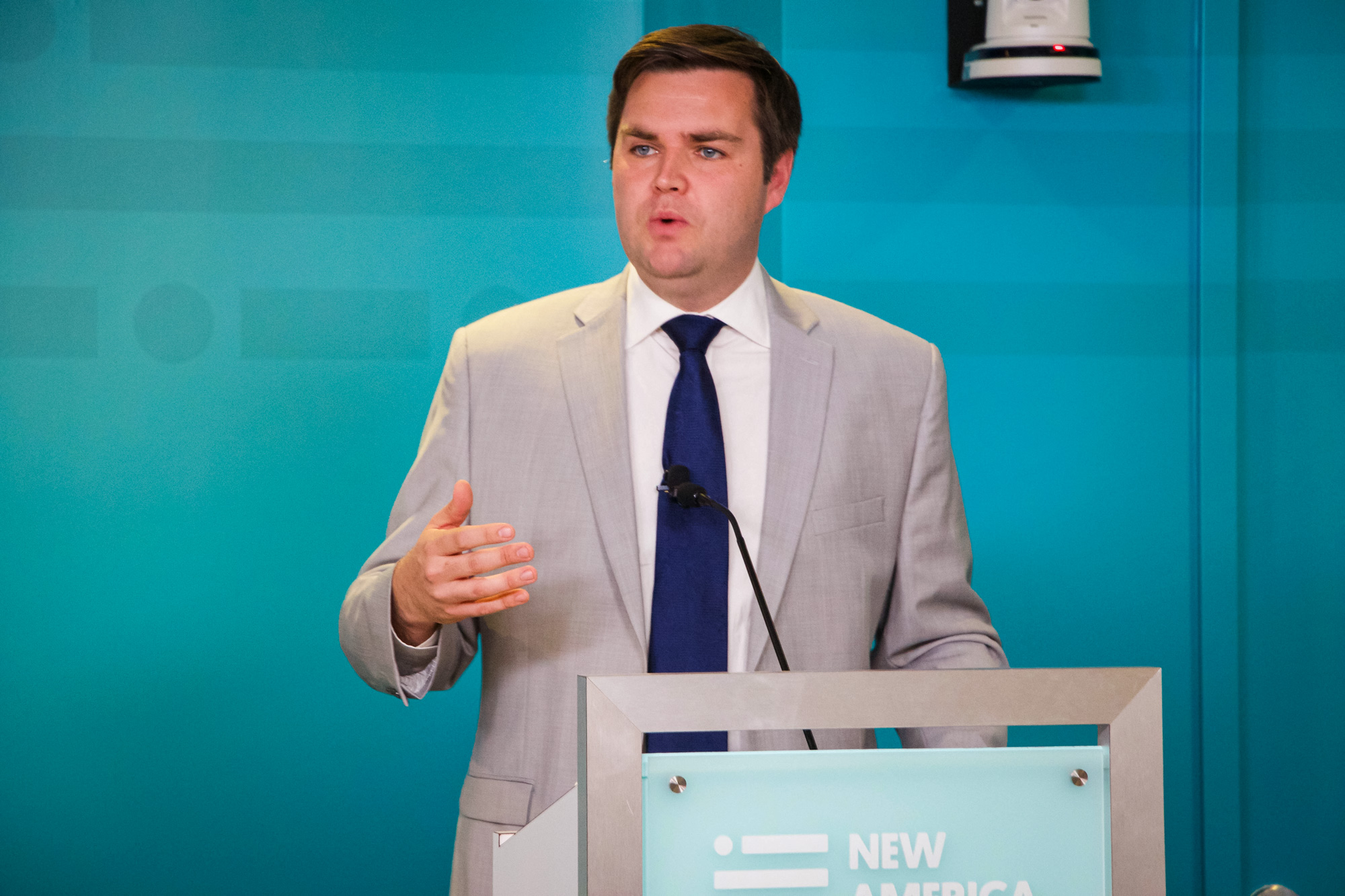 Tác giả J.D. Vance thảo luận về cuốn sách “Hillbilly Elegy” của mình tại Small Talks DC: Bảo vệ Giấc mơ Mỹ của Trẻ thơ, vào ngày 19/10/2017. (Ảnh: New America/CC)