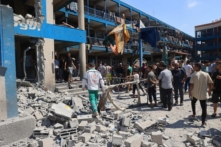 Người Palestine đánh giá thiệt hại sau một cuộc oanh tạc của quân đội Israel vào UNRWA (Cơ quan Cứu trợ và Việc làm của Liên Hiệp Quốc dành cho Người tị nạn Palestine) do trường học Abu Oreiban điều hành, nay trở thành nơi trú ẩn dành cho những người Palestine di tản trong nước đang sinh sống, tại trại tị nạn Nuseirat, trung tâm Dải Gaza, hôm 14/07/2024. (Ảnh: Eyad Baba/AFP qua Getty Images)