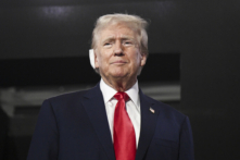 Cựu Tổng thống và là ứng cử viên tổng thống năm 2024 của Đảng Cộng Hòa Donald Trump, được băng bó trên tai sau khi bị thương trong một vụ mưu sát, tham dự ngày đầu tiên của Hội nghị Quốc gia Đảng Cộng Hòa năm 2024 tại Diễn đàn Fiserv ở Milwaukee, Wisconsin, hôm 15/07/2024. (Ảnh: Brendan Smialowski/AFP qua Getty Images)