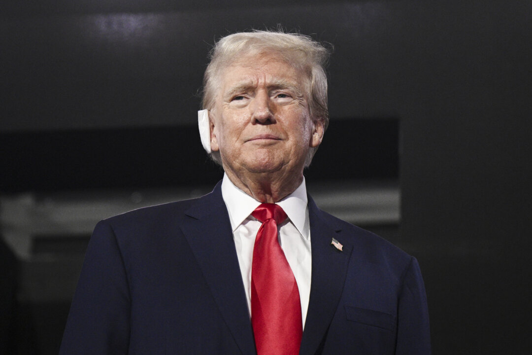 Cựu Tổng thống và là ứng cử viên tổng thống năm 2024 của Đảng Cộng Hòa Donald Trump, được băng bó trên tai sau khi bị thương trong một vụ mưu sát, tham dự ngày đầu tiên của Hội nghị Quốc gia Đảng Cộng Hòa năm 2024 tại Diễn đàn Fiserv ở Milwaukee, Wisconsin, hôm 15/07/2024. (Ảnh: Brendan Smialowski/AFP qua Getty Images)