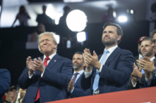 Thượng nghị sỹ JD Vance (Cộng Hoà-Ohio), ứng cử viên Phó Tổng thống của Đảng Cộng Hòa năm 2024, và cựu Tổng thống Donald J. Trump tham dự Hội nghị Quốc gia Đảng Cộng Hòa (RNC) 2024 ở Milwaukee, Wisconsin, hôm 15/07/2024. (Ảnh: Madalina Vasiliu/The Epoch Times)