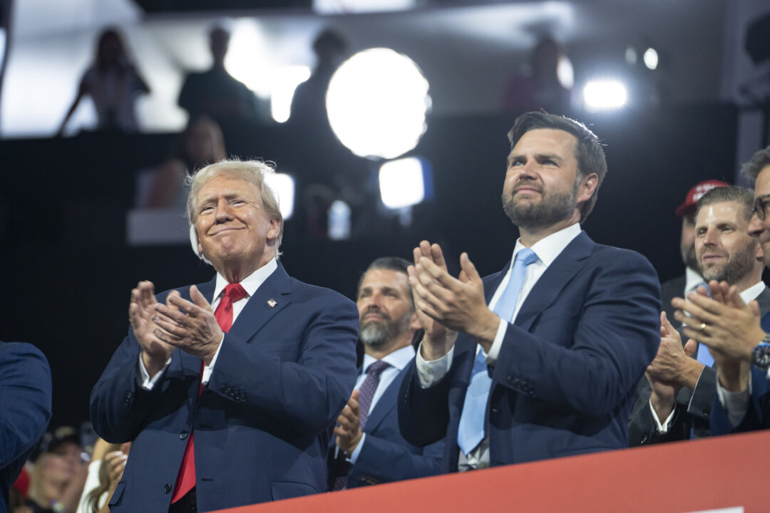 Xuất thân từ giai tầng lao động và lấy bằng của Liên đoàn Ivy, Thượng nghị sỹ JD Vance mang lại gì cho chiến dịch tranh cử của cựu TT Trump