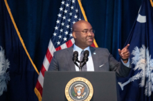 Chủ tịch Ủy ban Quốc gia Đảng Dân Chủ Jaime Harrison nói chuyện trong một sự kiện tại khu hội chợ tiểu bang ở Columbia, South Carolina, hôm 27/01/2024. (Ảnh: Sean Rayford/Getty Images)