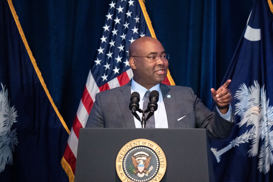 Chủ tịch Ủy ban Quốc gia Đảng Dân Chủ Jaime Harrison nói chuyện trong một sự kiện tại khu hội chợ tiểu bang ở Columbia, South Carolina, hôm 27/01/2024. (Ảnh: Sean Rayford/Getty Images)