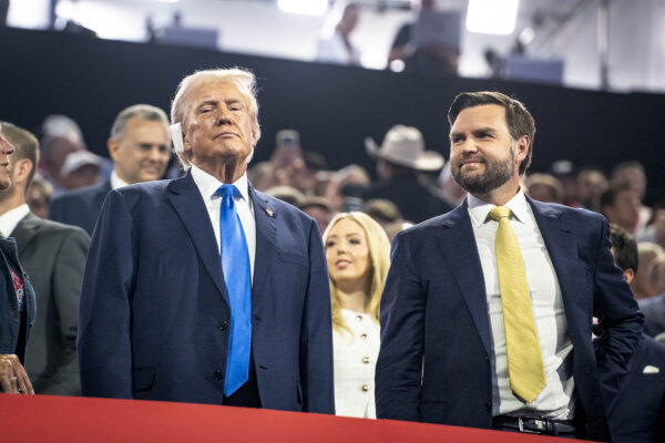 Cựu Tổng thống Donald J. Trump và ứng cử viên liên danh của ông, Thượng nghị sỹ J.D. Vance (Cộng Hòa-Ohio), đến tham dự RNC ở Milwaukee, hôm 16/07/2024. (Ảnh: Madalina Vasiliu/The Epoch Times)