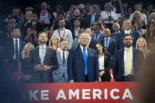 (Từ trái qua phải) Ông Eric Trump, cựu Tổng thống Donald J. Trump, và ứng cử viên liên danh của ông — Thượng nghị sỹ J.D. Vance (Cộng Hòa-Ohio) đến tham dự Hội nghị Quốc gia Đảng Cộng Hòa ở Milwaukee, hôm 16/07/2024. (Ảnh: Madalina Vasiliu/The Epoch Times)