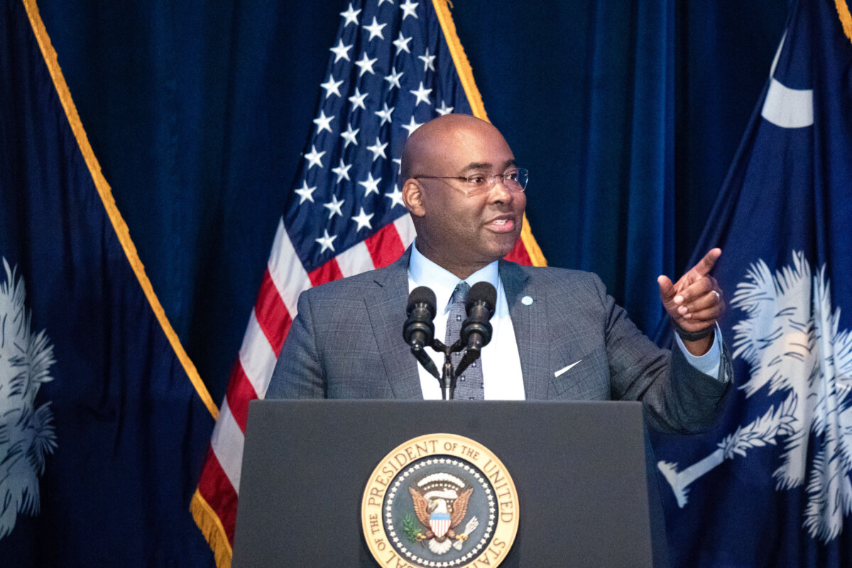 Chủ tịch Ủy ban Quốc gia Đảng Dân Chủ Jaime Harrison nói tại một sự kiện tại khu hội chợ tiểu bang ở Columbia, South Carolina, hôm 27/01/2024. (Ảnh: Sean Rayford/Getty Images)