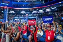 Các đại biểu cổ vũ tại Hội nghị Quốc gia Đảng Cộng Hòa (RNC) ở Milwaukee, Wisconsin, hôm 16/07/2024. (Ảnh: Madalina Vasiliu/The Epoch Times)