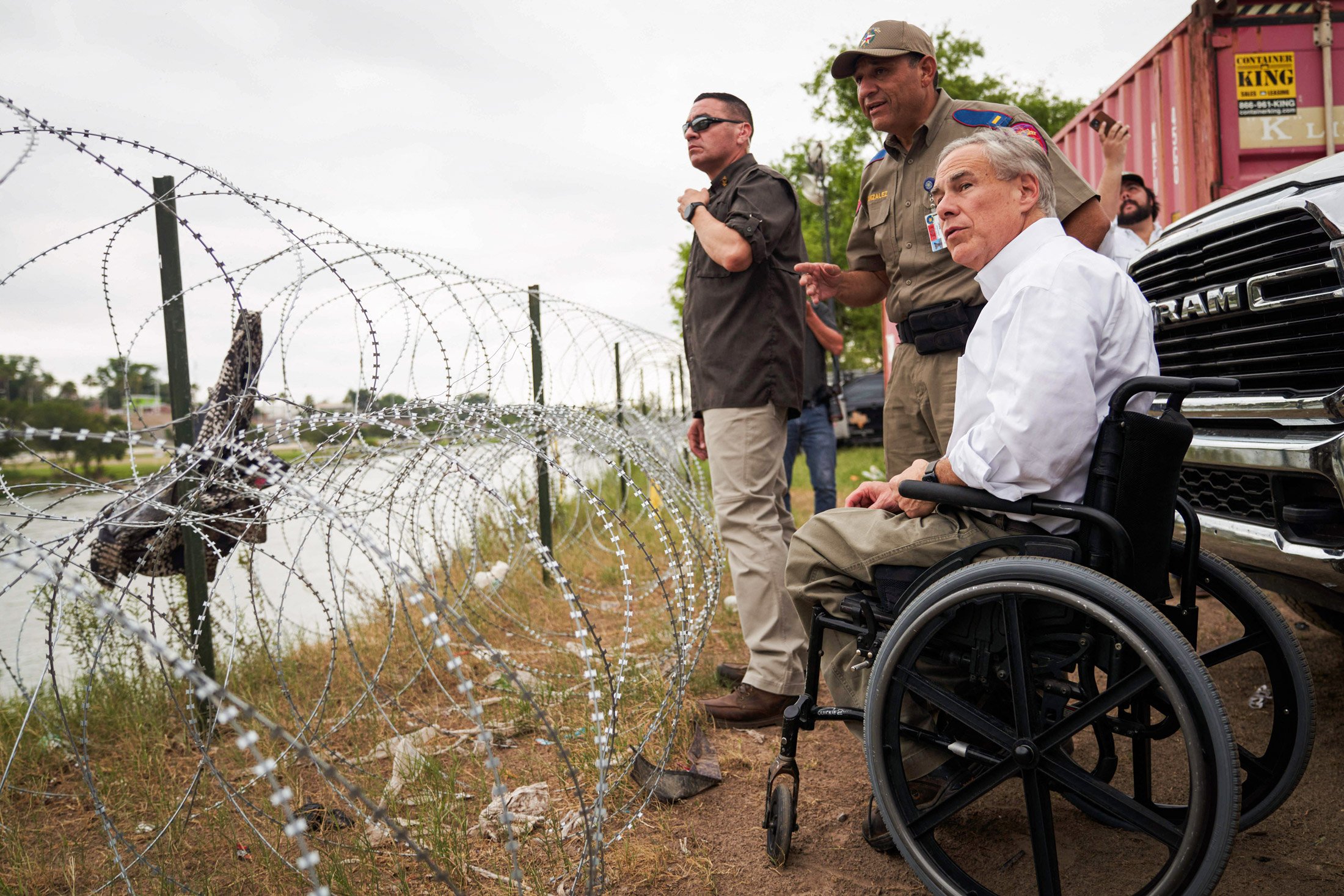 Thống đốc Texas Greg Abbott đi thị sát biên giới Hoa Kỳ–Mexico tại Rio Grande ở Eagle Pass, Texas, vào ngày 23/05/2022. Đến tháng 08/2021, ông Mellon đã quyên góp khoảng 53.1 triệu USD dưới dạng cổ phiếu cho Texas để viện trợ cho nỗ lực của thống đốc này nhằm xây dựng một bức tường dọc theo biên giới phía nam Hoa Kỳ. (Ảnh: Allison Dinner/ AFP qua Getty Images)