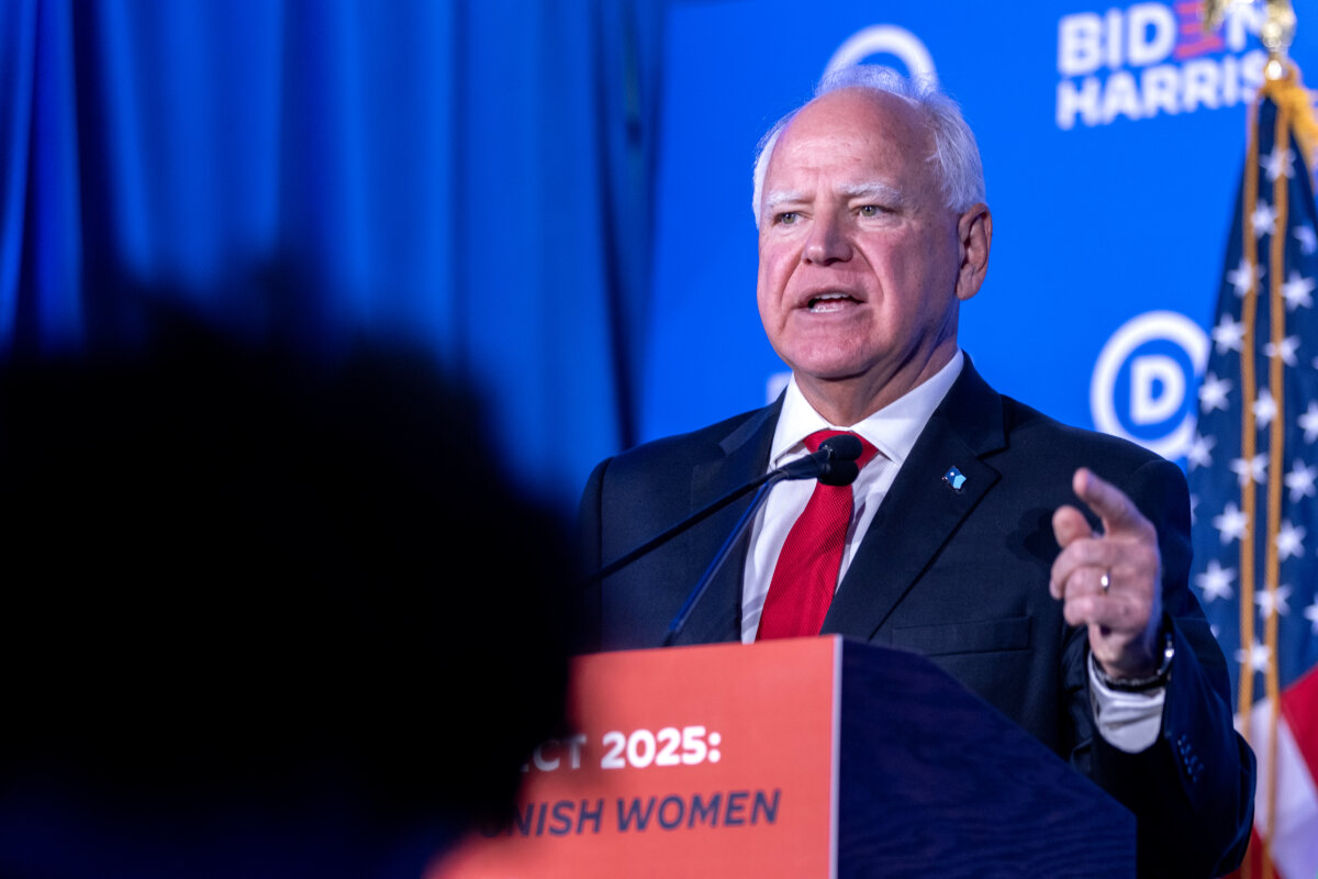 Thống đốc Minnesota Tim Walz phát biểu tại một chiến dịch vận động tranh cử Biden-Harris và cuộc họp báo của DNC ở Milwaukee, Wisconsin, hôm 17/7/2024. (Ảnh: Jim Vondruska/Getty Images)