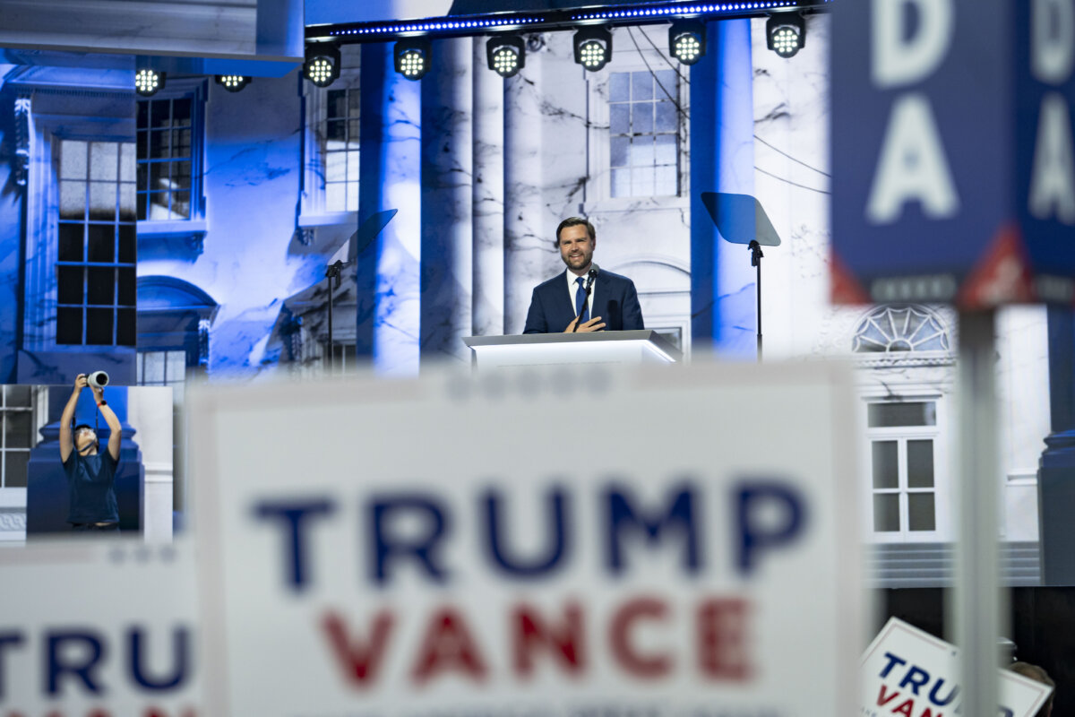 Đề cử viên Phó Tổng thống Thượng nghị sỹ JD Vance (Cộng Hòa-Ohio) trình bày trong Hội nghị Quốc gia Đảng Cộng Hòa (RNC) ở Milwaukee, Wisconsin, hôm 17/07/2024. (Ảnh: Madalina Vasiliu/The Epoch Times)