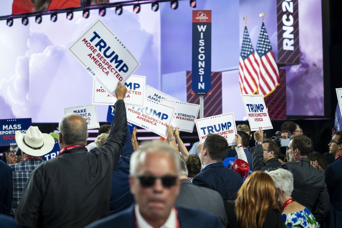 Các đại biểu giơ các biểu ngữ trong Hội nghị Quốc gia Đảng Cộng Hòa (RNC) ở Milwaukee, Wisconsin, hôm 17/07/2024. (Ảnh: Madalina Vasiliu/The Epoch Times)