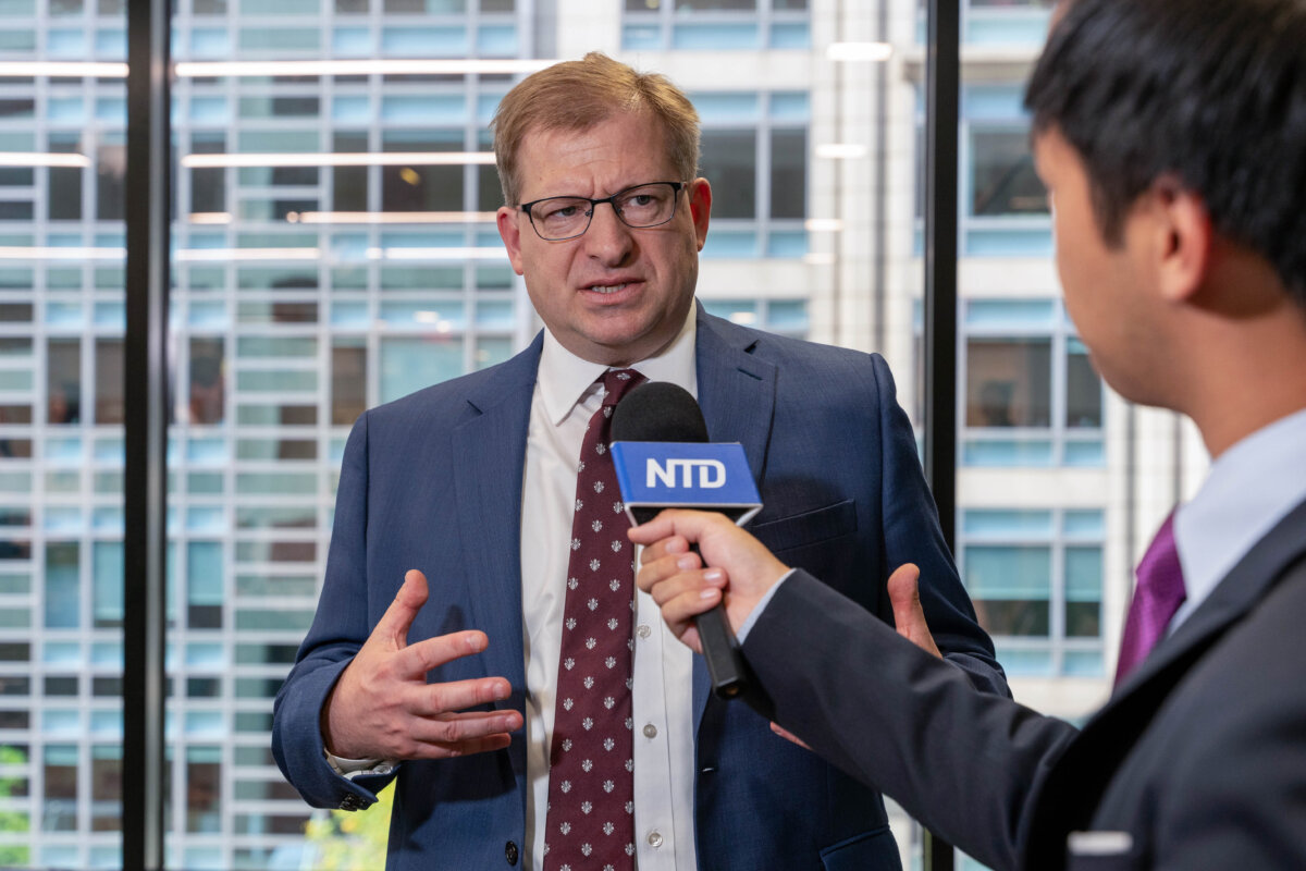 Ông Levi Browde, giám đốc điều hành tại Trung tâm Thông tin Pháp Luân Đại Pháp, được phỏng vấn sau một sự kiện tại Viện Hudson ở Hoa Thịnh Đốn, hôm 17/07/2024. (Ảnh: Caroline Li/The Epoch Times)