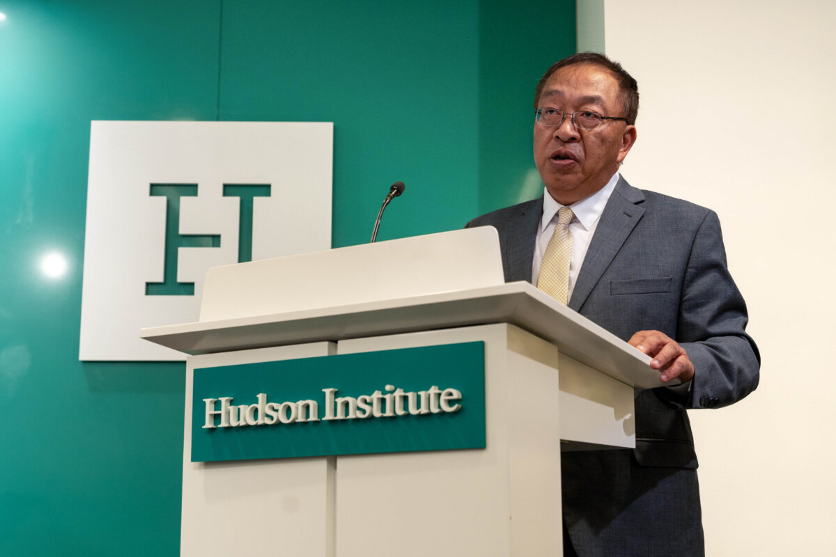 Ông Dư Mậu Xuân (Miles Yu), một cố vấn chính sách về Trung Quốc dưới thời chính phủ Tổng thống Trump, nói tại sự kiện của Viện Hudson đánh dấu năm thứ 25 cuộc bức hại Pháp Luân Công, tại Hoa Thịnh Đốn, hôm 17/07/2024. (Ảnh: Caroline Li/The Epoch Times)