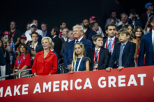 Cựu Tổng thống Donald J. Trump, gia đình ông, và những người khác trong Hội nghị Quốc gia Đảng Cộng Hòa (RNC) ở Milwaukee, Wisconsin, hôm 17/07/2024. (Ảnh: Madalina Vasiliu/The Epoch Times)