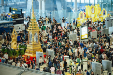 Hành khách tụ tập tại Phi trường Suvarnabhumi vì hệ thống công nghệ thông tin (CNTT) toàn cầu bị gián đoạn do Microsoft ngừng hoạt động kết hợp với trục trặc phần mềm của công ty CrowdStrike ảnh hưởng đến người dùng ở Bangkok, hôm 19/07/2024. (Ảnh: Mailee Osten-Tan/Getty Images)