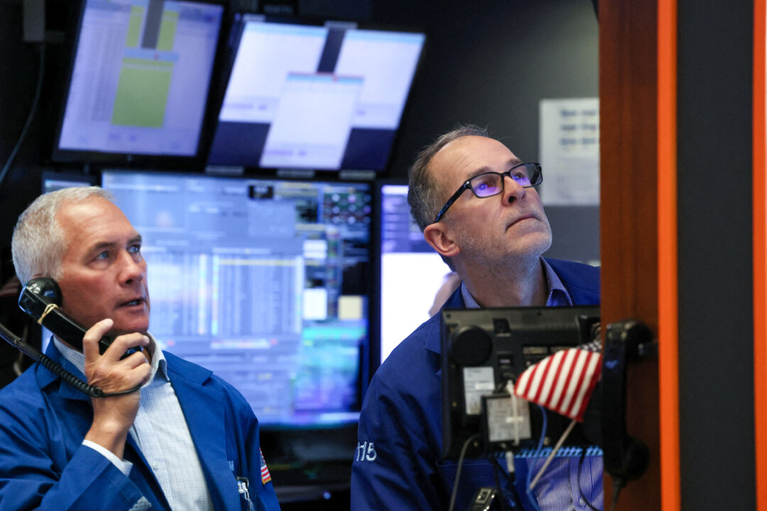 Các nhà giao dịch làm việc trên sàn của Sở Giao dịch Chứng khoán New York ở thành phố New York hôm 29/01/2024. (Ảnh: Brendan McDermid/Reuters)