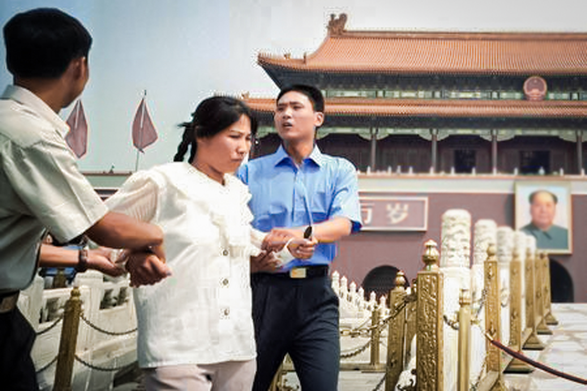 Một học viên Pháp Luân Công bị công an bắt giam khi đang phản đối chiến dịch bức hại Pháp Luân Công của ĐCSTQ ở Bắc Kinh. (Ảnh: Trung tâm thông tin Pháp Luân Đại Pháp)