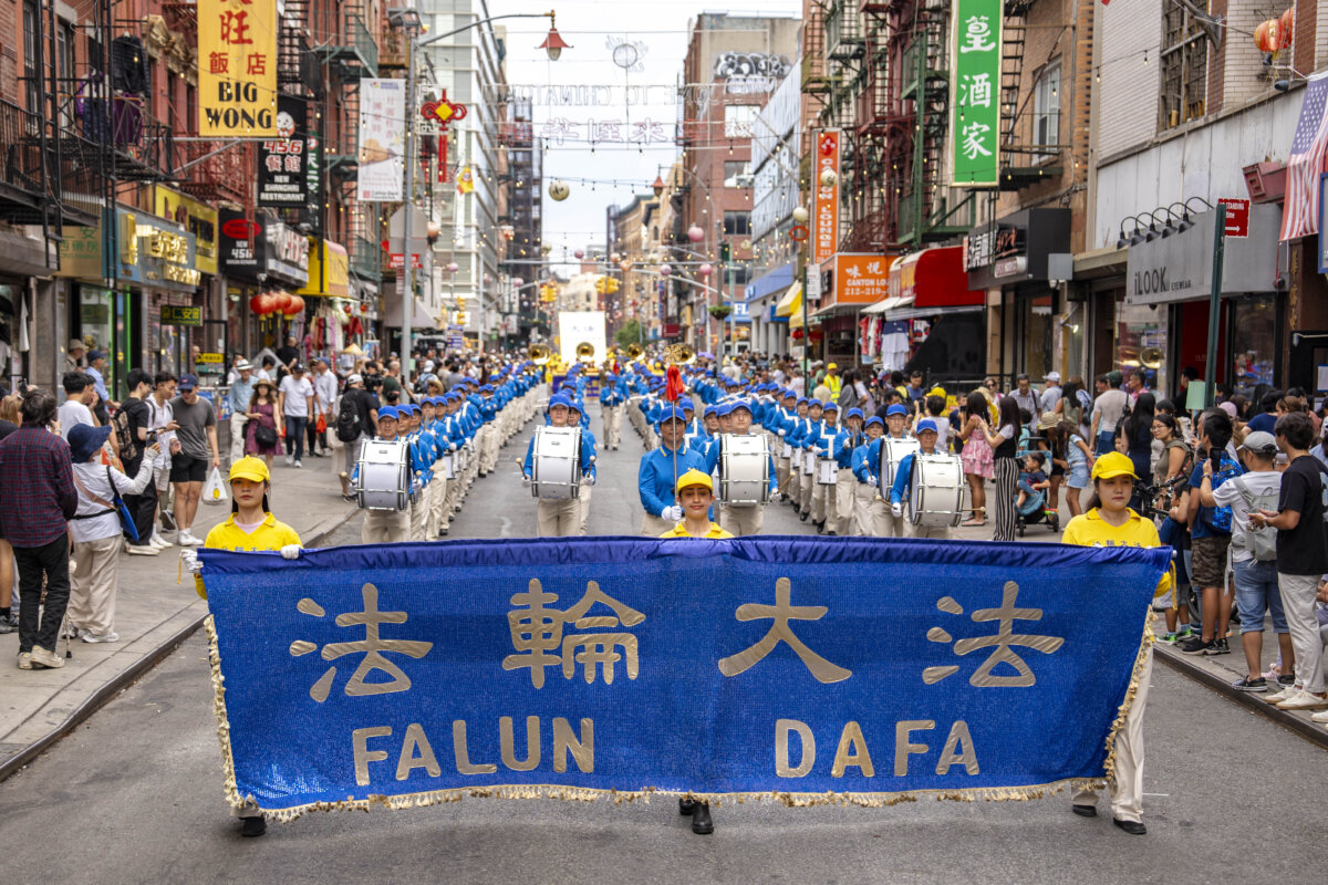 Các học viên Pháp Luân Công diễn hành kêu gọi chấm dứt cuộc bức hại kéo dài suốt 25 năm qua của Đảng Cộng sản Trung Quốc nhắm vào môn tu luyện này, tại thành phố New York, hôm 20/07/2024. (Ảnh: Samira Bouaou/The Epoch Times)