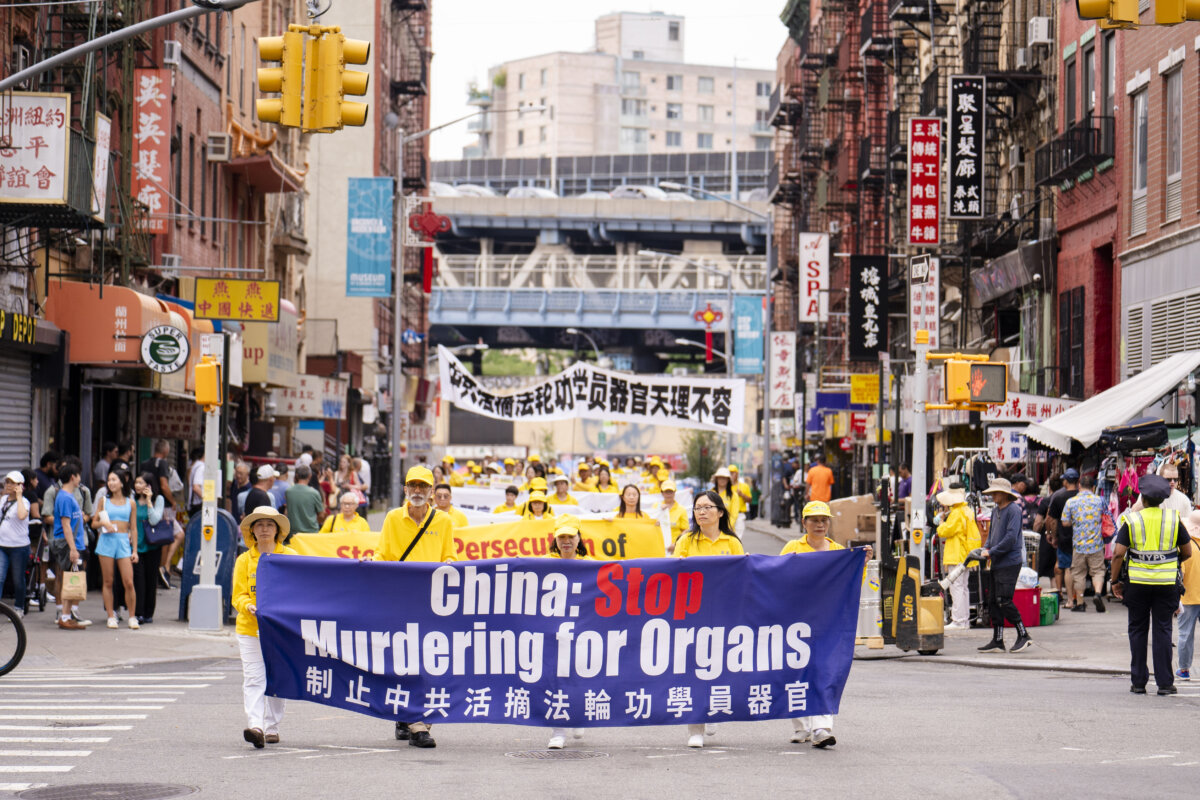 Các học viên Pháp Luân Công diễn hành kêu gọi chấm dứt cuộc bức hại kéo dài suốt 25 năm qua của Đảng Cộng sản Trung Quốc nhắm vào môn tu luyện này, tại thành phố New York, hôm 20/07/2024. (Ảnh: Samira Bouaou/The Epoch Times)
