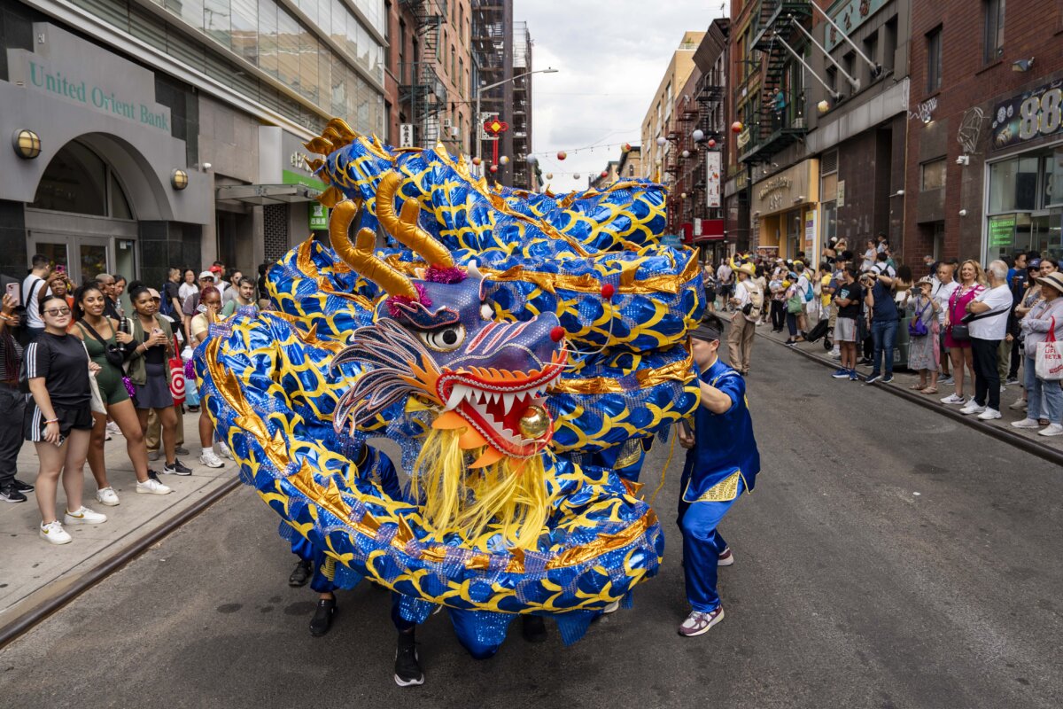 Đội múa rồng trong cuộc diễn hành của các học viên Pháp Luân Công nhằm kêu gọi chấm dứt cuộc bức hại kéo dài suốt 25 năm qua của Đảng Cộng sản Trung Quốc nhắm vào môn tu luyện này, tại thành phố New York, hôm 20/07/2024. (Ảnh: Samira Bouaou/The Epoch Times)
