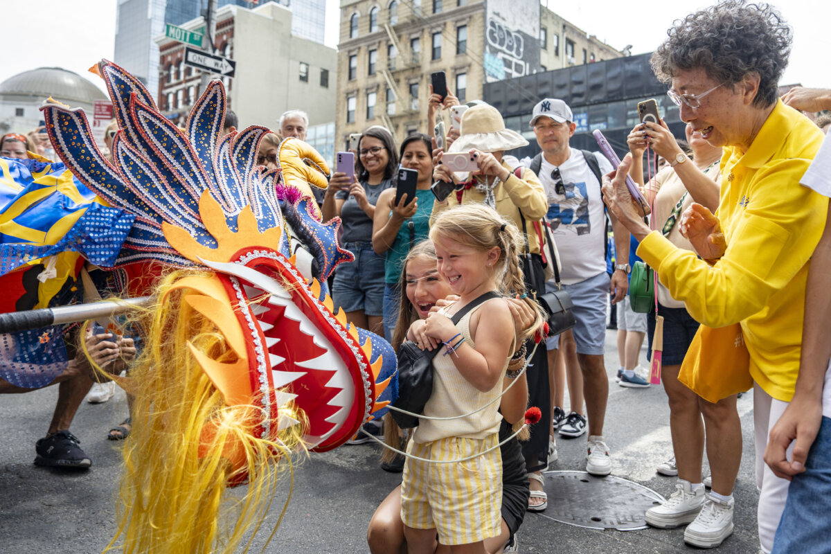 Các học viên Pháp Luân Công diễn hành kêu gọi chấm dứt cuộc bức hại kéo dài suốt 25 năm qua của Đảng Cộng sản Trung Quốc nhắm vào môn tu luyện này, tại thành phố New York, hôm 20/07/2024. (Ảnh: Samira Bouaou/The Epoch Times)