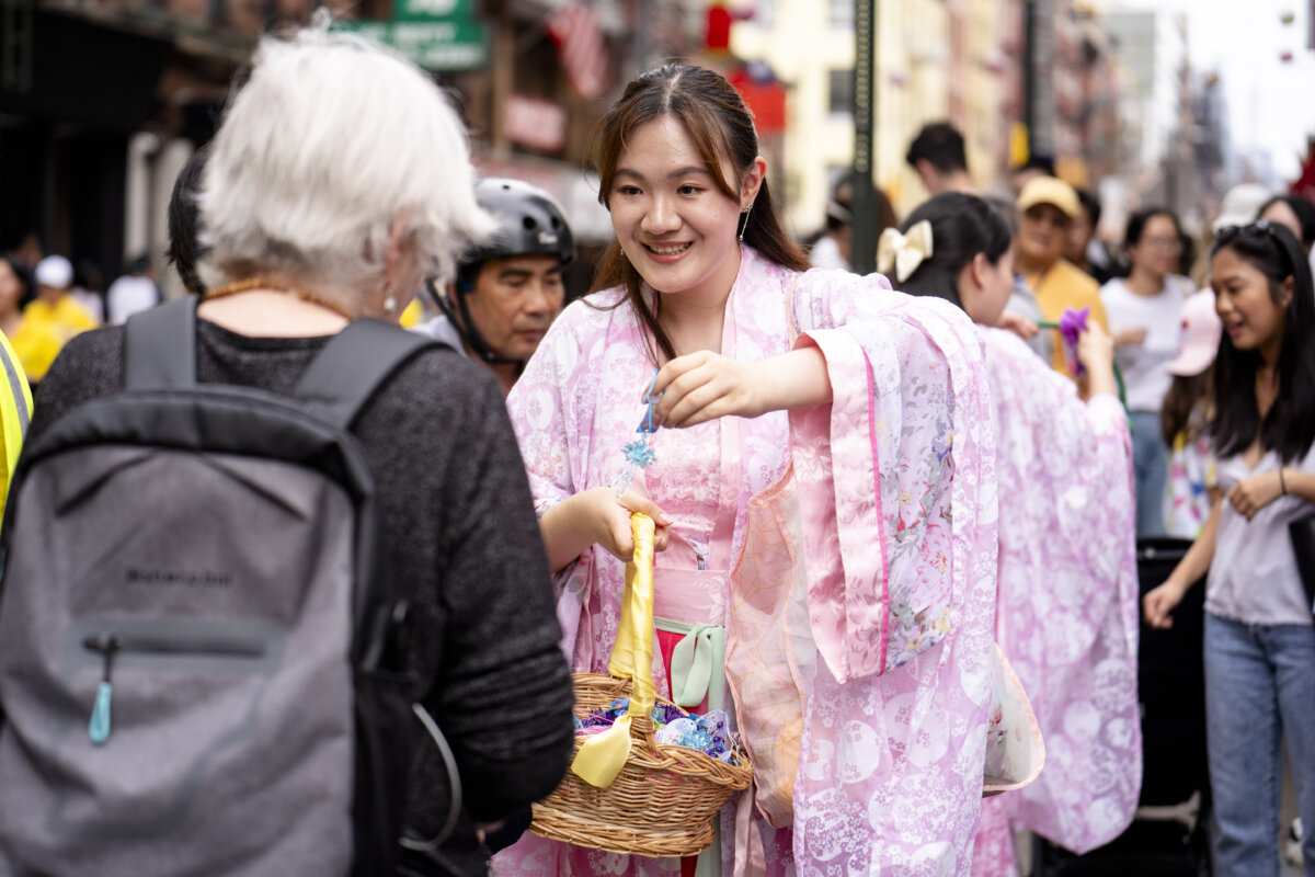 Các học viên Pháp Luân Công diễn hành kêu gọi chấm dứt cuộc bức hại kéo dài suốt 25 năm qua của Đảng Cộng sản Trung Quốc nhắm vào môn tu luyện này, tại thành phố New York, hôm 20/07/2024. (Ảnh: Samira Bouaou/The Epoch Times)