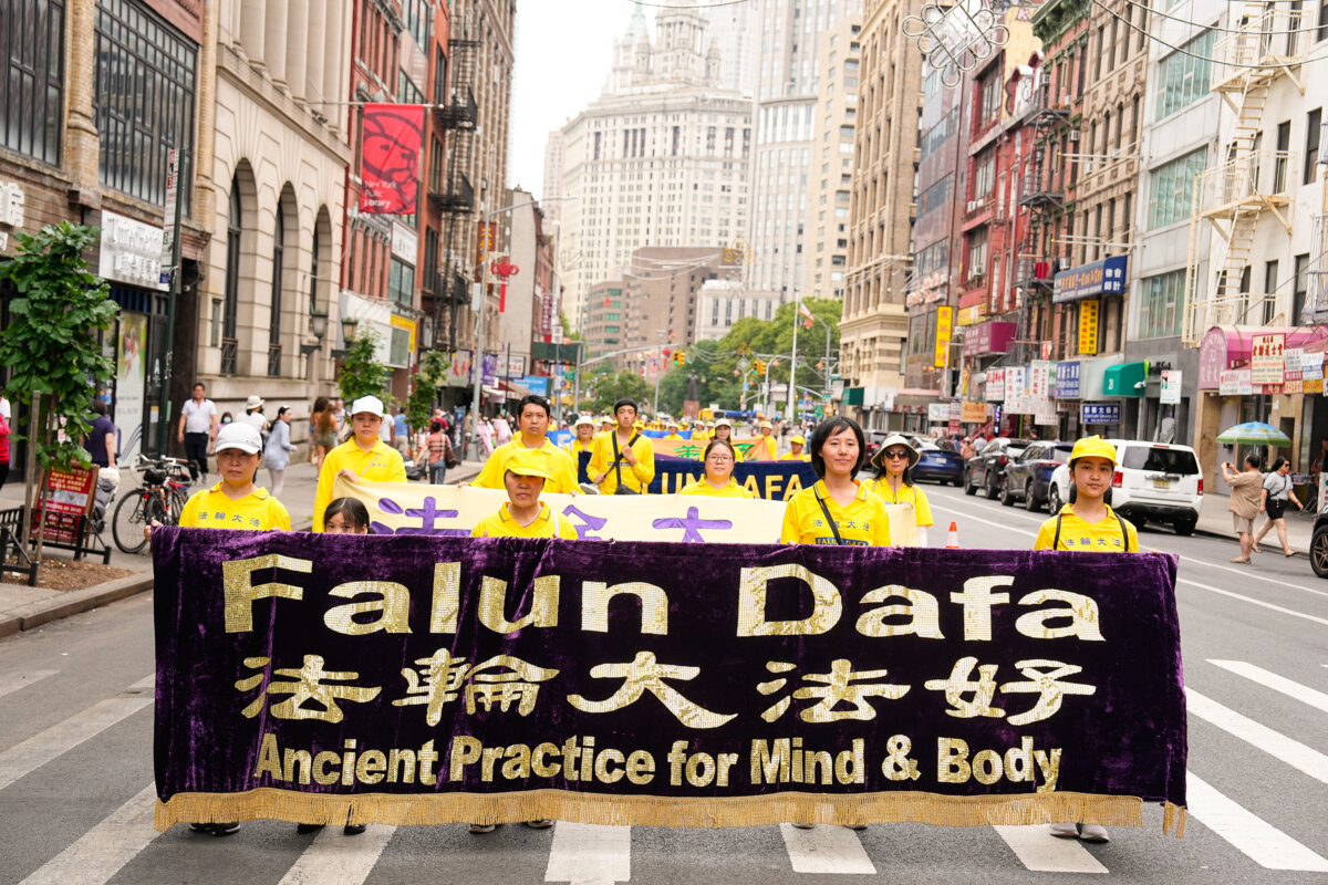 Các học viên Pháp Luân Công diễn hành kêu gọi chấm dứt cuộc bức hại kéo dài suốt 25 năm qua của Đảng Cộng sản Trung Quốc nhắm vào môn tu luyện này, tại thành phố New York, hôm 20/07/2024. (Ảnh: Larry Dye/The Epoch Times)