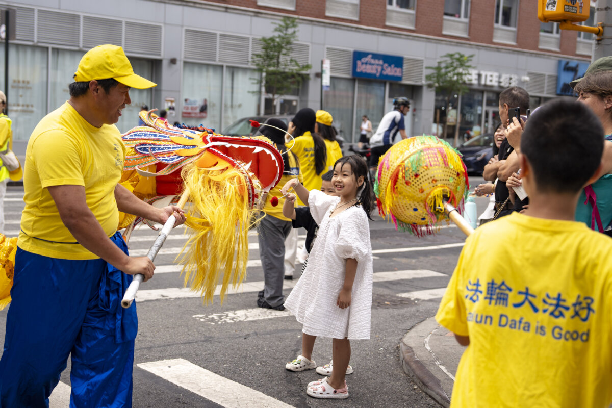 Các học viên Pháp Luân Công diễn hành kêu gọi chấm dứt cuộc bức hại kéo dài suốt 25 năm qua của Đảng Cộng sản Trung Quốc nhắm vào môn tu luyện này, tại thành phố New York, hôm 20/07/2024. (Ảnh: Larry Dye/The Epoch Times)